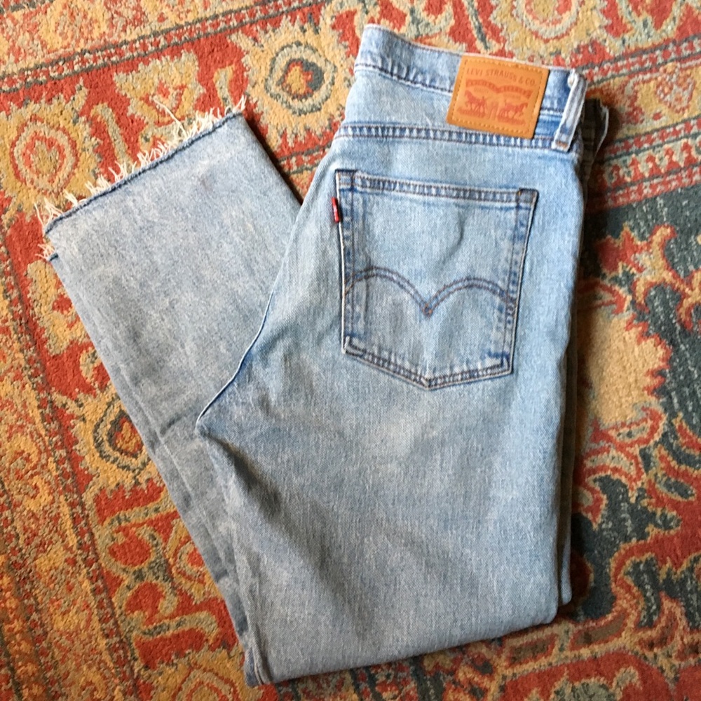 🌸 SPRING! 🌸 Levi’s Wedgie Cropped Lightwash Jean